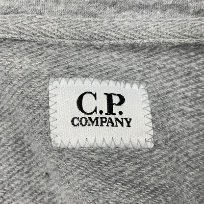 【中古品】【メンズ】 C.P. COMPANY シーピーカンパニー 13CMSS082A 005086W DIAGONAL RAISED FLEECE GOGGLE ZIPPED HOODIE ダイアゴナル レイズド フリース ゴーグル フーディー トップス 長袖 141-260402-cs-17-izu サイズ：XXL カラー：グレー 万代Net店