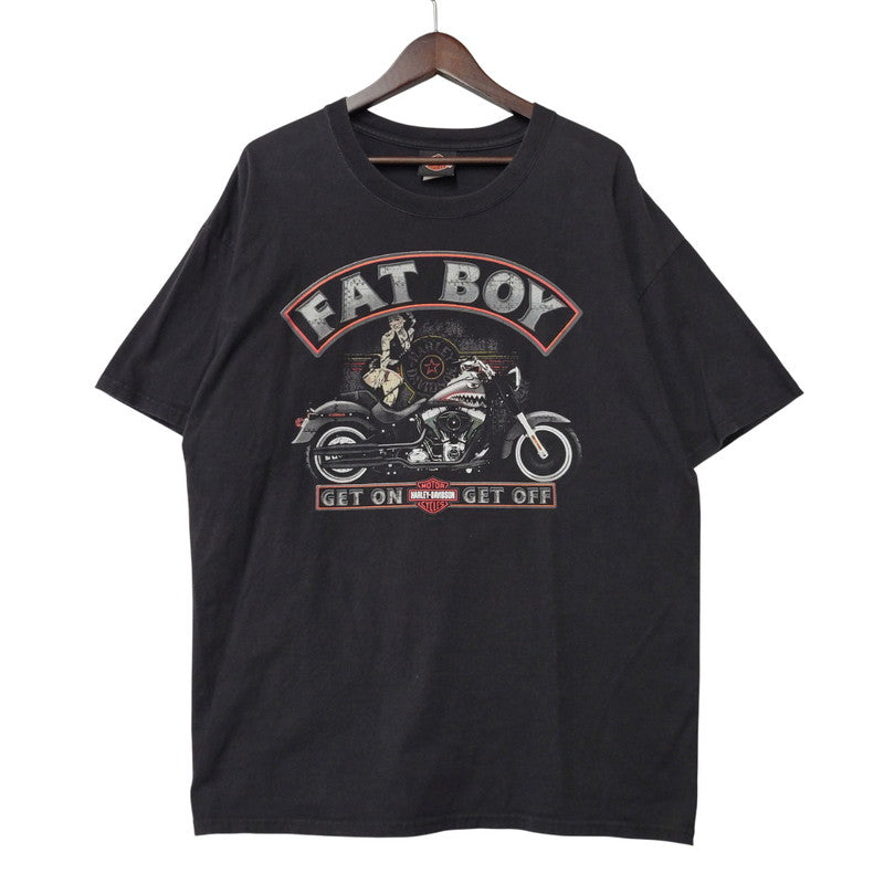 【中古品】【メンズ】 HARLEY-DAVIDSON ハーレーダビッドソン FAT BOY PRINT SS TEE ファットボーイ プリント ショートスリーブ Tシャツ トップス 半袖 146-260407-kh-01-izu サイズ：XL カラー：ブラック 万代Net店