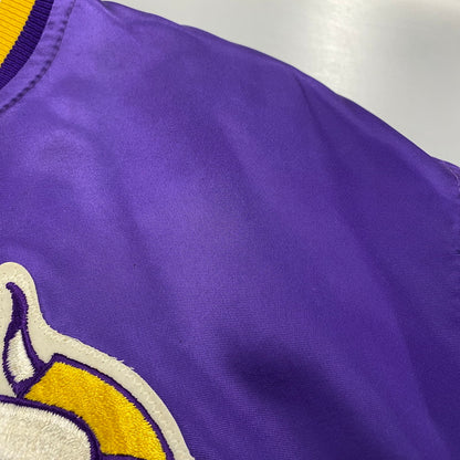 【中古品】【メンズ】 STARTER スターター USA製 NFL エヌエフエル MINNESOTA VIKINGS ミネソタ バイキングス NYLON STADIUM JACKET ナイロン スタジアム ジャケット アウター 146-260405-ya-08-izu サイズ：L カラー：パープル 万代Net店