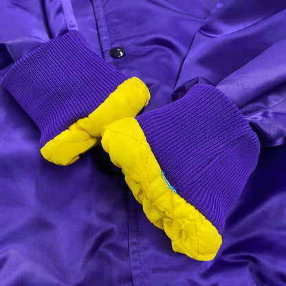 【中古品】【メンズ】 STARTER スターター USA製 NFL エヌエフエル MINNESOTA VIKINGS ミネソタ バイキングス NYLON STADIUM JACKET ナイロン スタジアム ジャケット アウター 146-260405-ya-08-izu サイズ：L カラー：パープル 万代Net店