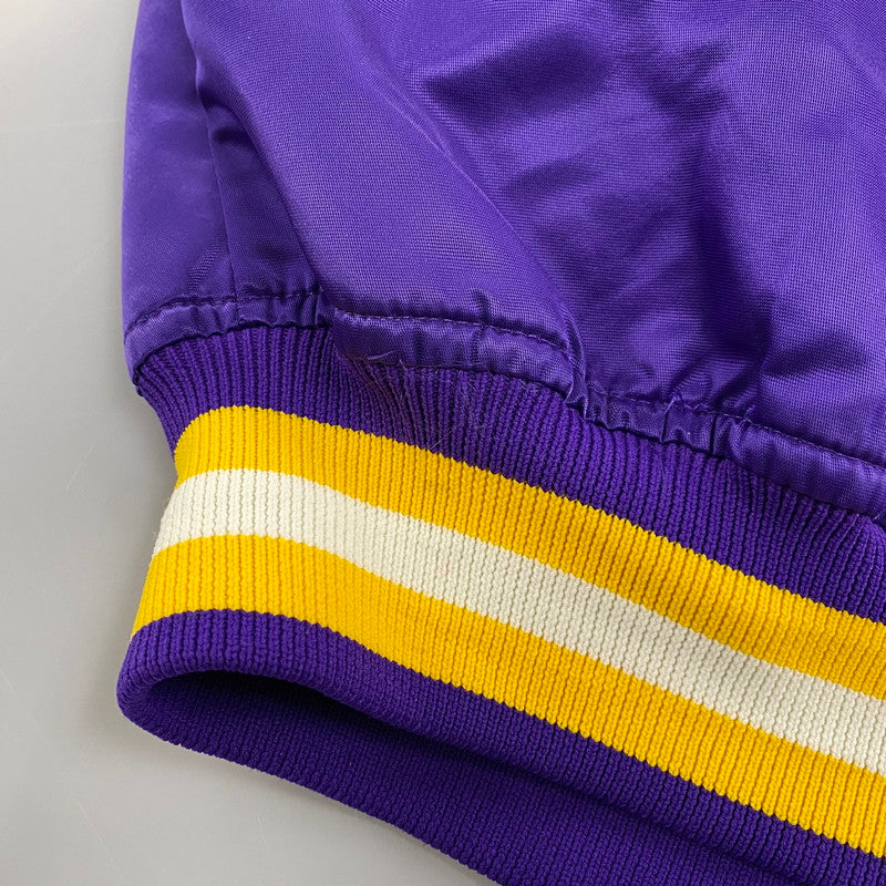 【中古品】【メンズ】 STARTER スターター USA製 NFL エヌエフエル MINNESOTA VIKINGS ミネソタ バイキングス NYLON STADIUM JACKET ナイロン スタジアム ジャケット アウター 146-260405-ya-08-izu サイズ：L カラー：パープル 万代Net店