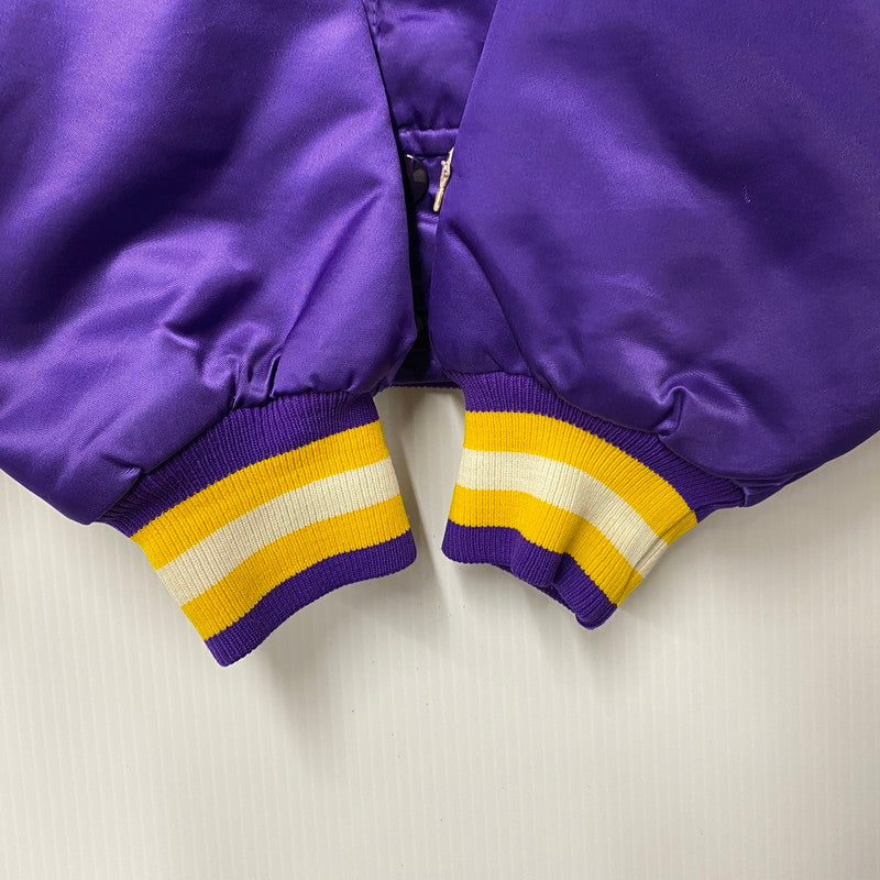 【中古品】【メンズ】 STARTER スターター USA製 NFL エヌエフエル MINNESOTA VIKINGS ミネソタ バイキングス NYLON STADIUM JACKET ナイロン スタジアム ジャケット アウター 146-260405-ya-08-izu サイズ：L カラー：パープル 万代Net店
