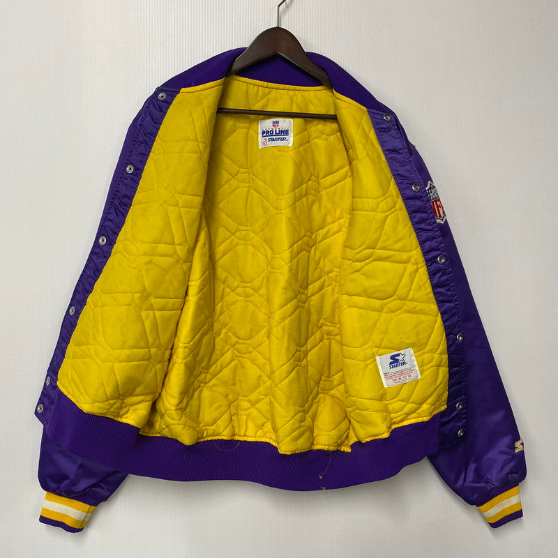 【中古品】【メンズ】 STARTER スターター USA製 NFL エヌエフエル MINNESOTA VIKINGS ミネソタ バイキングス NYLON STADIUM JACKET ナイロン スタジアム ジャケット アウター 146-260405-ya-08-izu サイズ：L カラー：パープル 万代Net店
