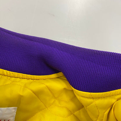 【中古品】【メンズ】 STARTER スターター USA製 NFL エヌエフエル MINNESOTA VIKINGS ミネソタ バイキングス NYLON STADIUM JACKET ナイロン スタジアム ジャケット アウター 146-260405-ya-08-izu サイズ：L カラー：パープル 万代Net店