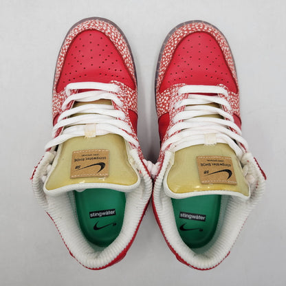 【中古品】【メンズ/レディース】 NIKE SB ナイキエスビー × STINGWATER スティングウォーター DUNK LOW OG QS DH7650-600 SB ダンク ロー OG QS スニーカー シューズ 靴 160-260406-as-13-izu サイズ：26cm カラー：CHILE RED/CLEAR-WHITE-SAIL 万代Net店