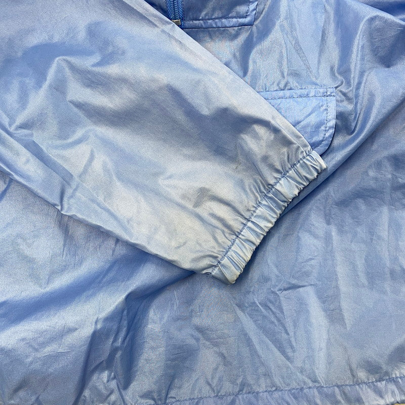 【中古品】【メンズ】 IZOD LACOSTE アイゾッド ラコステ NYLON ANORAK HOODIE ナイロン アノラック フーディー 青円糸巻タグ 146-260607-as-27-izu サイズ：M カラー：ライトブルー 万代Net店