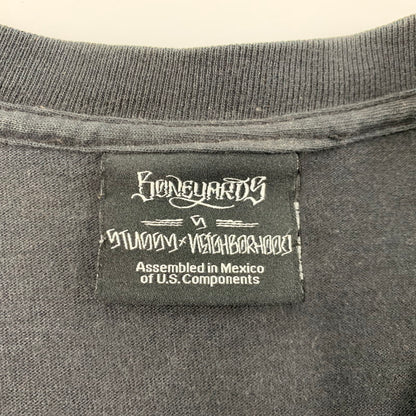 【現状渡し品】【メンズ】 STUSSY ステューシー ×NEIGHBORHOOD ネイバーフッド × SA STUDIO スタジオ MR.CARTOON ミスターカートゥーン BONEYARDS ボーンヤーズ S/S ショートスリーブ TEE Tシャツ トップス 半袖 142-260410-ya-04-izu サイズ：S カラー：BLACK 万代Net店