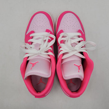【中古品】【レディース】 NIKE GS ナイキ ジーエス 553560-661 AIR JORDAN 1 LOW VALENTINE’S DAY エア ジョーダン 1 ロー バレンタインデー スニーカー 靴 166-260411-kh-06-izu サイズ：23 カラー：PINK FOAM/HYPER PINK/SUMMIT WHITE 万代Net店
