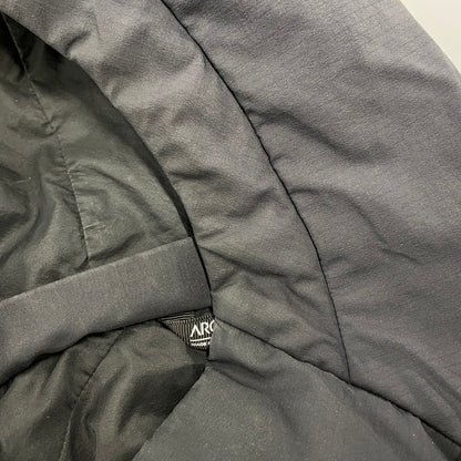 【中古品】【メンズ】 ARC'TERYX アークテリクス 24105-129829 ATOM AR HOODY アトム フーディ ジャケット アウター 144-260414-kh-06-izu サイズ：L カラー：ブラック 万代Net店
