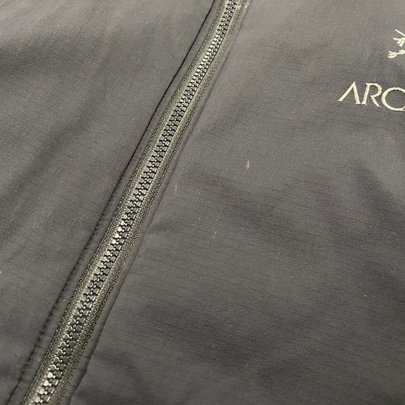 【中古品】【メンズ】 ARC'TERYX アークテリクス 24105-129829 ATOM AR HOODY アトム フーディ ジャケット アウター 144-260414-kh-06-izu サイズ：L カラー：ブラック 万代Net店