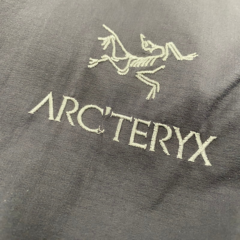 【中古品】【メンズ】 ARC'TERYX アークテリクス 24105-129829 ATOM AR HOODY アトム フーディ ジャケット アウター 144-260414-kh-06-izu サイズ：L カラー：ブラック 万代Net店
