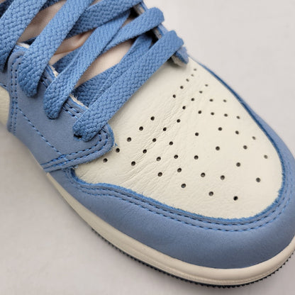 【中古品】【メンズ】 NIKE ナイキ FD2596-400 WOMEN'S AIR JORDAN 1 RETRO HIGH OG ウィメンズ エア ジョーダン 1 レトロ ハイ OG ファースト イン フライト スニーカー 靴 160-260416-kh-09-izu サイズ：27.5 カラー：UNIVERSITY BLUE/UNIVERSITY GOLD-SAIL 万代Net店