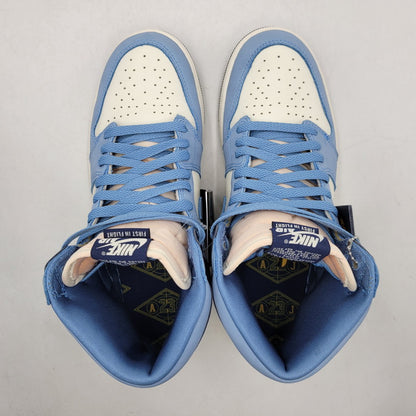 【中古品】【メンズ】 NIKE ナイキ FD2596-400 WOMEN'S AIR JORDAN 1 RETRO HIGH OG ウィメンズ エア ジョーダン 1 レトロ ハイ OG ファースト イン フライト スニーカー 靴 160-260416-kh-09-izu サイズ：27.5 カラー：UNIVERSITY BLUE/UNIVERSITY GOLD-SAIL 万代Net店