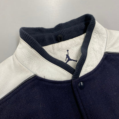 【中古品】【メンズ】 JORDAN BRAND ジョーダン ブランド 20周年モデル 2005 LIMITED EDITION WOOL×LEATHER STADIUM JACKET リミテッド エディション ウール レザー スタジアム ジャケット アウター 146-260418-cs-07-izu サイズ：XXL カラー：ネイビー×ホワイト 万代Net店