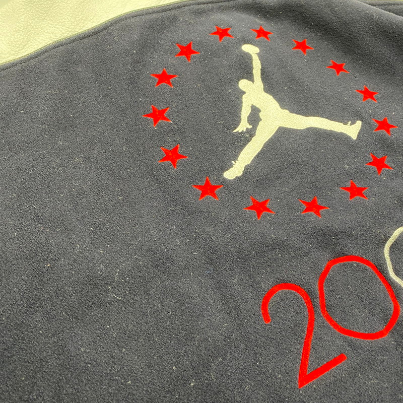 【中古品】【メンズ】 JORDAN BRAND ジョーダン ブランド 20周年モデル 2005 LIMITED EDITION WOOL×LEATHER STADIUM JACKET リミテッド エディション ウール レザー スタジアム ジャケット アウター 146-260418-cs-07-izu サイズ：XXL カラー：ネイビー×ホワイト 万代Net店