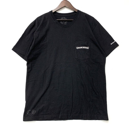 【中古品】【メンズ】 CHROME HEARTS クロムハーツ SCROLL LABEL PRINT T-SHIRT スクロールラベル プリント Tシャツ 半袖 トップス 190-260422-as-04-izu サイズ：XL カラー：ブラック 万代Net店