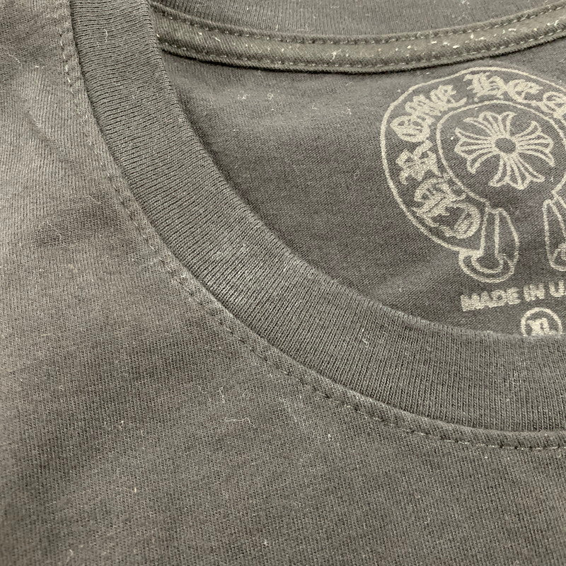 【中古品】【メンズ】 CHROME HEARTS クロムハーツ SCROLL LABEL PRINT T-SHIRT スクロールラベル プリント Tシャツ 半袖 トップス 190-260422-as-04-izu サイズ：XL カラー：ブラック 万代Net店