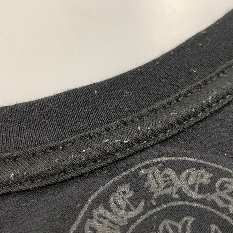 【中古品】【メンズ】 CHROME HEARTS クロムハーツ SCROLL LABEL PRINT T-SHIRT スクロールラベル プリント Tシャツ 半袖 トップス 190-260422-as-04-izu サイズ：XL カラー：ブラック 万代Net店