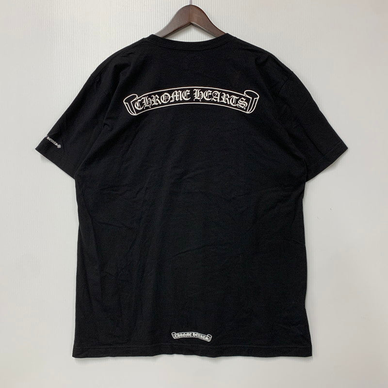 【中古品】【メンズ】 CHROME HEARTS クロムハーツ SCROLL LABEL PRINT T-SHIRT スクロールラベル プリント Tシャツ 半袖 トップス 190-260422-as-04-izu サイズ：XL カラー：ブラック 万代Net店