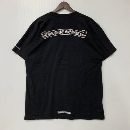 【中古品】【メンズ】 CHROME HEARTS クロムハーツ SCROLL LABEL PRINT T-SHIRT スクロールラベル プリント Tシャツ 半袖 トップス 190-260422-as-04-izu サイズ：XL カラー：ブラック 万代Net店