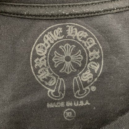【中古品】【メンズ】 CHROME HEARTS クロムハーツ SCROLL LABEL PRINT T-SHIRT スクロールラベル プリント Tシャツ 半袖 トップス 190-260422-as-04-izu サイズ：XL カラー：ブラック 万代Net店