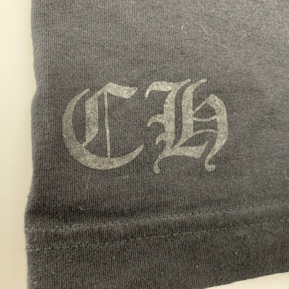 【中古品】【メンズ】 CHROME HEARTS クロムハーツ SCROLL LABEL PRINT T-SHIRT スクロールラベル プリント Tシャツ 半袖 トップス 190-260422-as-04-izu サイズ：XL カラー：ブラック 万代Net店