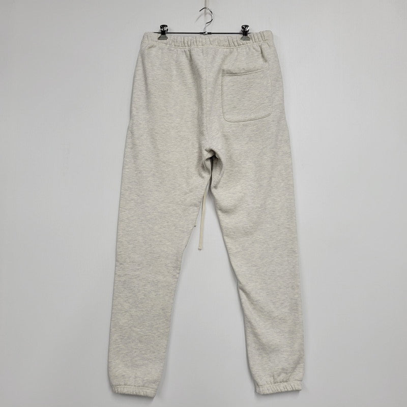 【中古品】【メンズ】 FEAR OF GOD FOG ESSENTIALS フィア オブ ゴッド エッセンシャルズ FLEECE SWEATPANTS フリーススウェットパンツ 153-260420-as-06-izu サイズ：L カラー：グレー系 万代Net店