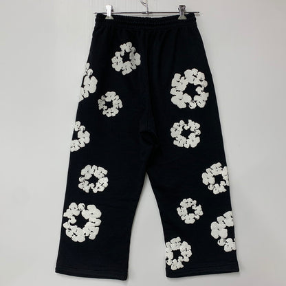 【中古品】【メンズ】 DENIM TEARS デニムティアーズ COTTON WREATH BAGGY SWEATPANTS コットン リース バギー スウェットパンツ ズボン ボトムス 153-260428-ya-06-izu サイズ：XS カラー：BLACK 万代Net店