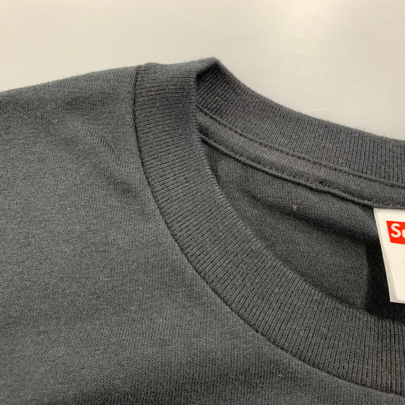 【中古品】【メンズ】 SUPREME シュプリーム × MIKE KELLEY マイク・ケリー 26SS BANNER TEE バナー Tシャツ トップス 半袖 149-260428-ya-02-izu サイズ：XL カラー：BLACK 万代Net店