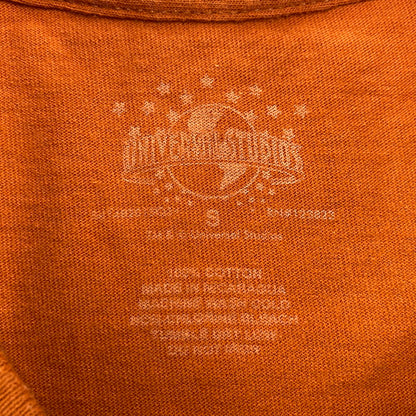 【中古品】【メンズ】 UNIVERSAL STUDIOS ユニバーサルスタジオ JURASSIC PARK RIDE TEE ジュラシックパーク ライド Tシャツ トップス 146-260508-kh-03-izu サイズ：S カラー：オレンジ 万代Net店