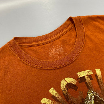 【中古品】【メンズ】 UNIVERSAL STUDIOS ユニバーサルスタジオ JURASSIC PARK RIDE TEE ジュラシックパーク ライド Tシャツ トップス 146-260508-kh-03-izu サイズ：S カラー：オレンジ 万代Net店