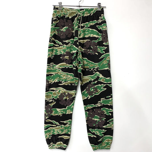 【中古品】【メンズ】 DENIM TEARS デニムティアーズ GREEN CAMO COTTON WREATH SWEATPANT グリーン カモ コットン リース スウェットパンツ ボトムス 153-260503-kh-08-izu サイズ：S カラー：マルチ 万代Net店