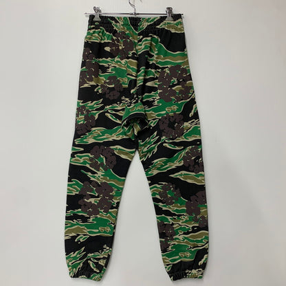 【中古品】【メンズ】 DENIM TEARS デニムティアーズ GREEN CAMO COTTON WREATH SWEATPANT グリーン カモ コットン リース スウェットパンツ ボトムス 153-260503-kh-08-izu サイズ：S カラー：マルチ 万代Net店