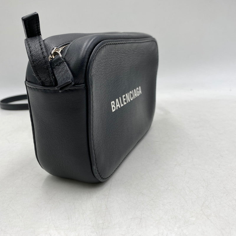 【中古品】【メンズ/レディース】 BALENCIAGA バレンシアガ 552372 EVERYDAY CAMERA BAG XS エヴリデイ カメラバッグ ショルダーバッグ 鞄 180-260503-kh-14-izu カラー：ブラック 万代Net店