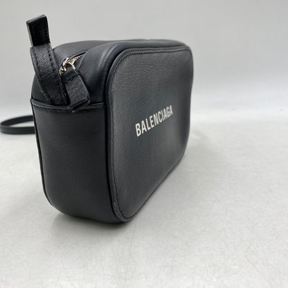 【中古品】【メンズ/レディース】 BALENCIAGA バレンシアガ 552372 EVERYDAY CAMERA BAG XS エヴリデイ カメラバッグ ショルダーバッグ 鞄 180-260503-kh-14-izu カラー：ブラック 万代Net店