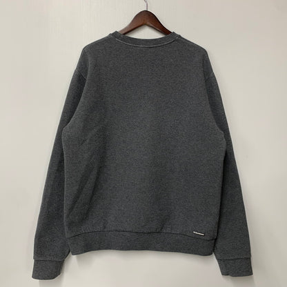 【中古品】【メンズ】 F.C.REAL BRISTOL エフシーレアルブリストル FCRB-212063 AUTHENTIC LOGO TECH KNIT CREWNECK TOP オーセンティック ロゴ テック ニット クルーネック トップ スウェット 142-260503-kh-04-izu サイズ：L カラー：グレー 万代Net店
