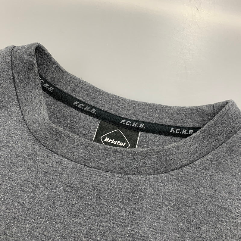 【中古品】【メンズ】 F.C.REAL BRISTOL エフシーレアルブリストル FCRB-212063 AUTHENTIC LOGO TECH KNIT CREWNECK TOP オーセンティック ロゴ テック ニット クルーネック トップ スウェット 142-260503-kh-04-izu サイズ：L カラー：グレー 万代Net店