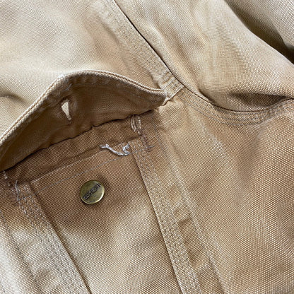 【現状渡し品】【メンズ】 Carhartt カーハート DUCK TRUCKER JACKET ダック トラッカージャケット アウター 146-260506-as-24-izu カラー：ベージュ 万代Net店