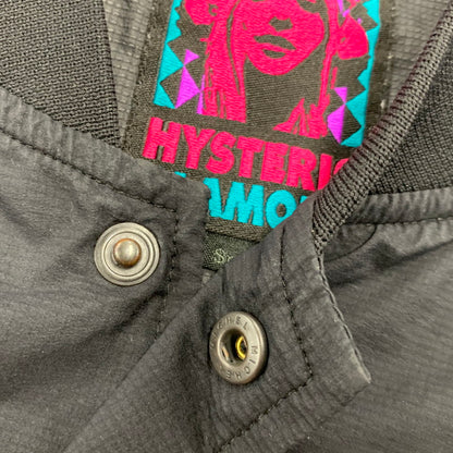 【中古品】【メンズ】 HYSTERIC GLAMOUR ヒステリックグラマー 02182AB01 ARM LOGO PERTEX JACKET アーム ロゴ パーテックス ジャケット アウター 140-260517-kh-07-izu サイズ：S カラー：ブラック 万代Net店