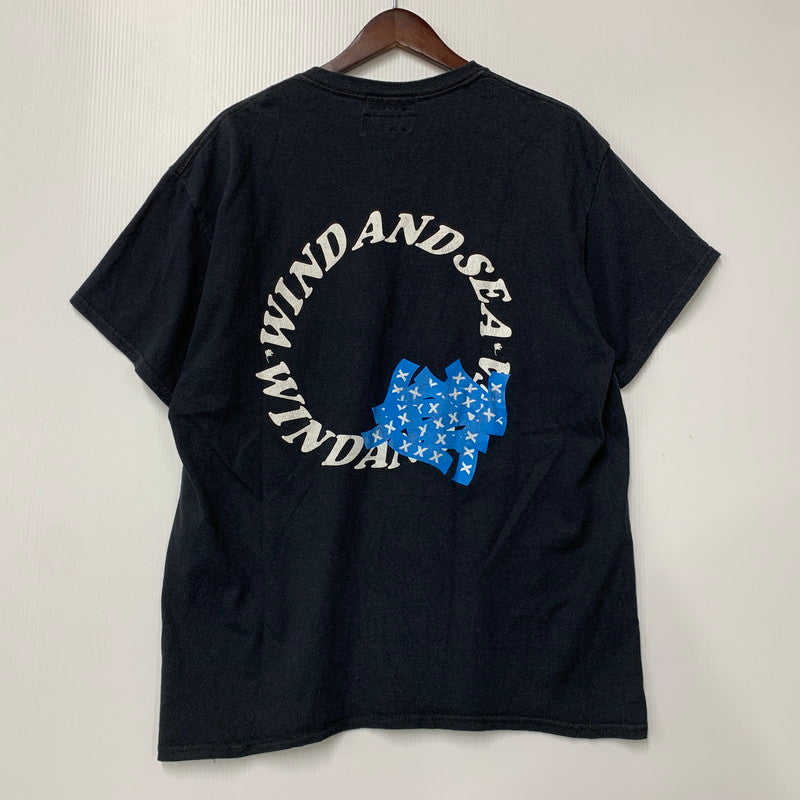 【中古品】【メンズ】 WIND AND SEA × GOD SELECTION XXX ウィンダンシ―×ゴットセレクショントリプルエックス BACK CIRCLE PRINNT SS TEE バック サークル プリント ショートスリーブ ティー トップス 半袖 142-260517-cs-14-izu サイズ：不明 カラー：ブラック 万代Net店