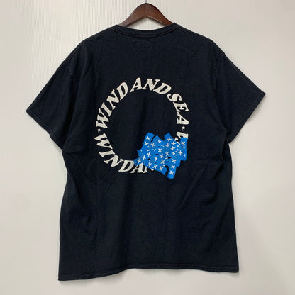 【中古品】【メンズ】 WIND AND SEA × GOD SELECTION XXX ウィンダンシ―×ゴットセレクショントリプルエックス BACK CIRCLE PRINNT SS TEE バック サークル プリント ショートスリーブ ティー トップス 半袖 142-260517-cs-14-izu サイズ：不明 カラー：ブラック 万代Net店