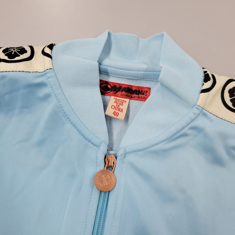 【中古品】【メンズ】 YAMANE ヤマネ 家紋×バス DOWLICK 刺繍 SIDE LINE TRACK JACKET サイドライン トラック ジャケット 145-260509-cs-18-izu サイズ：40 カラー：ライトブルー 万代Net店