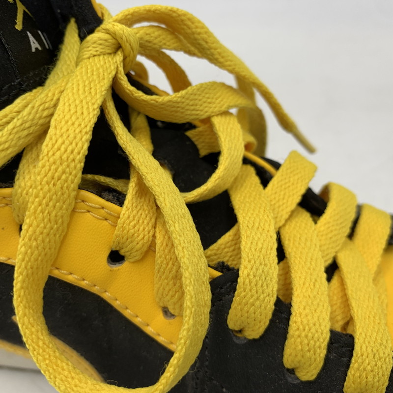 【中古品】【メンズ/レディース】 NIKE ナイキ 554724-035 AIR JORDAN エアジョーダン 1 RETRO MID レトロ ミッド NEW LOVE ニューラブ (2017) スニーカー シューズ 靴 160-260521-ya-03-izu サイズ：26cm カラー：Black / Varsity Maize / White 万代Net店
