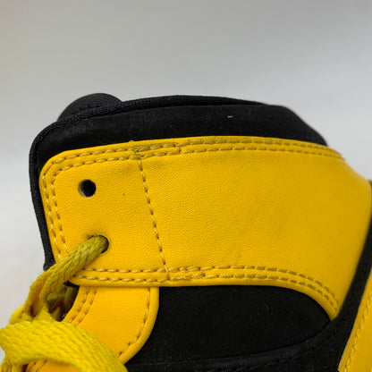 【中古品】【メンズ/レディース】 NIKE ナイキ 554724-035 AIR JORDAN エアジョーダン 1 RETRO MID レトロ ミッド NEW LOVE ニューラブ (2017) スニーカー シューズ 靴 160-260521-ya-03-izu サイズ：26cm カラー：Black / Varsity Maize / White 万代Net店