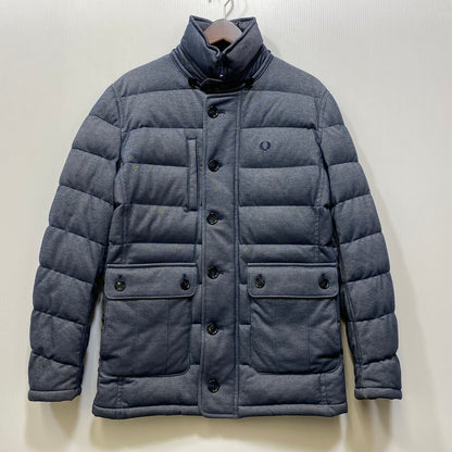 【中古品】【メンズ】 FRED PERRY フレッドペリー F2405 HOODED DOWN JACKET フーデッド ダウン ジャケット アウター 141-260712-ya-09-izu サイズ：M カラー：ネイビー 万代Net店