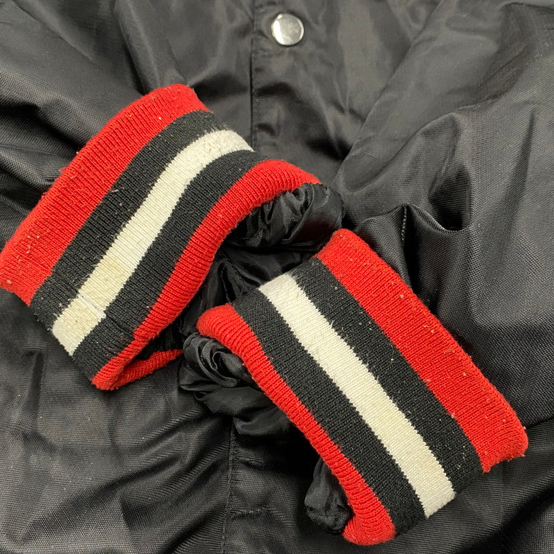 【中古品】【メンズ】 NHL ナショナルホッケーリーグ BLACKHAWKS NYLON STADIUM JACKET ブラックホークス ナイロン スタジアム ジャケット アウター 146-260522-kh-12-izu サイズ：XXL カラー：ブラック×レッド 万代Net店