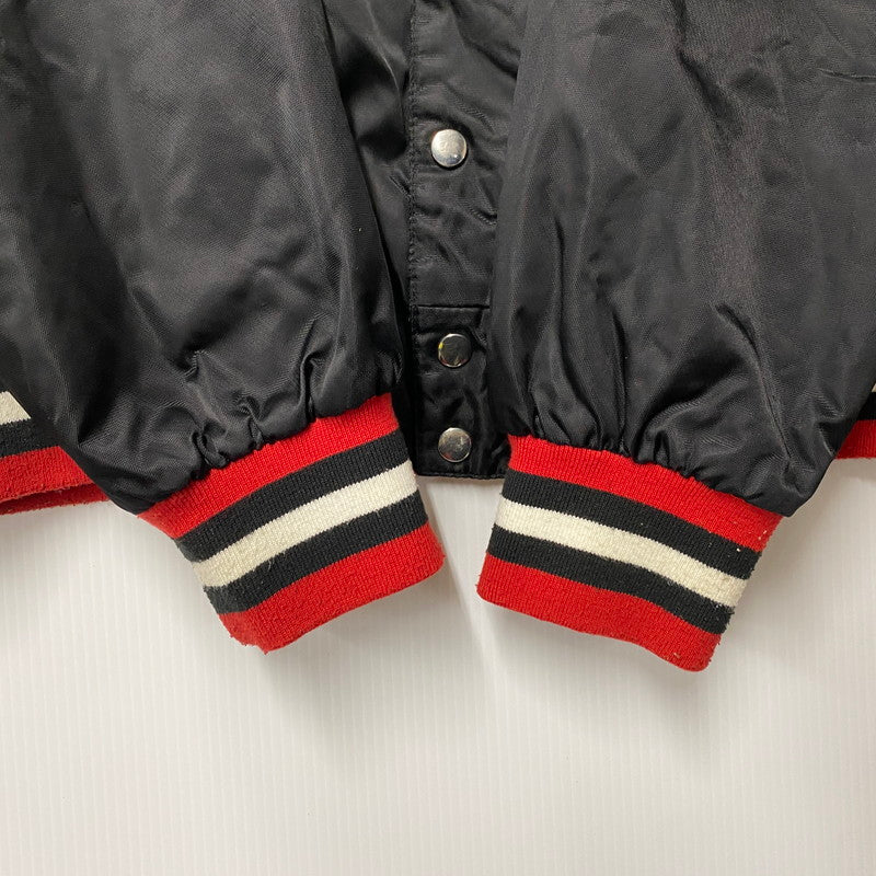 【中古品】【メンズ】 NHL ナショナルホッケーリーグ BLACKHAWKS NYLON STADIUM JACKET ブラックホークス ナイロン スタジアム ジャケット アウター 146-260522-kh-12-izu サイズ：XXL カラー：ブラック×レッド 万代Net店