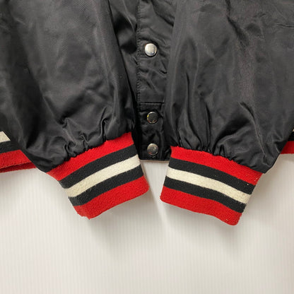 【中古品】【メンズ】 NHL ナショナルホッケーリーグ BLACKHAWKS NYLON STADIUM JACKET ブラックホークス ナイロン スタジアム ジャケット アウター 146-260522-kh-12-izu サイズ：XXL カラー：ブラック×レッド 万代Net店