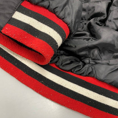 【中古品】【メンズ】 NHL ナショナルホッケーリーグ BLACKHAWKS NYLON STADIUM JACKET ブラックホークス ナイロン スタジアム ジャケット アウター 146-260522-kh-12-izu サイズ：XXL カラー：ブラック×レッド 万代Net店