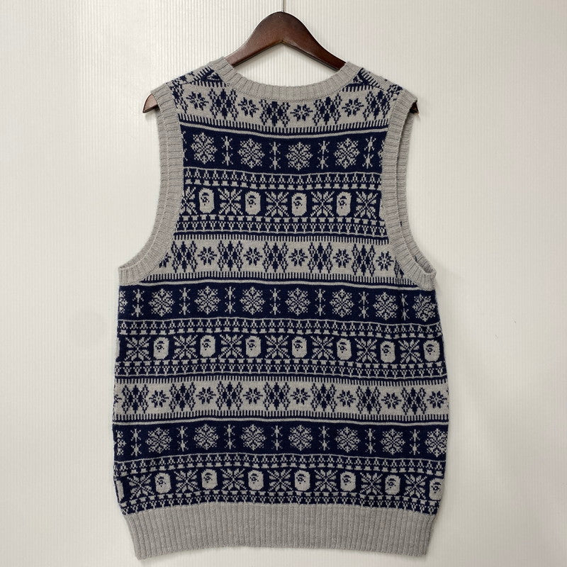 【中古品】【メンズ】 A BATHING APE アベイシングエイプ NORDIC APE HEAD KNIT VEST ノルディック エイプ ヘッド ニット ベスト トップス 142-260523-kh-03-izu サイズ：XL カラー：グレー×ネイビー 万代Net店